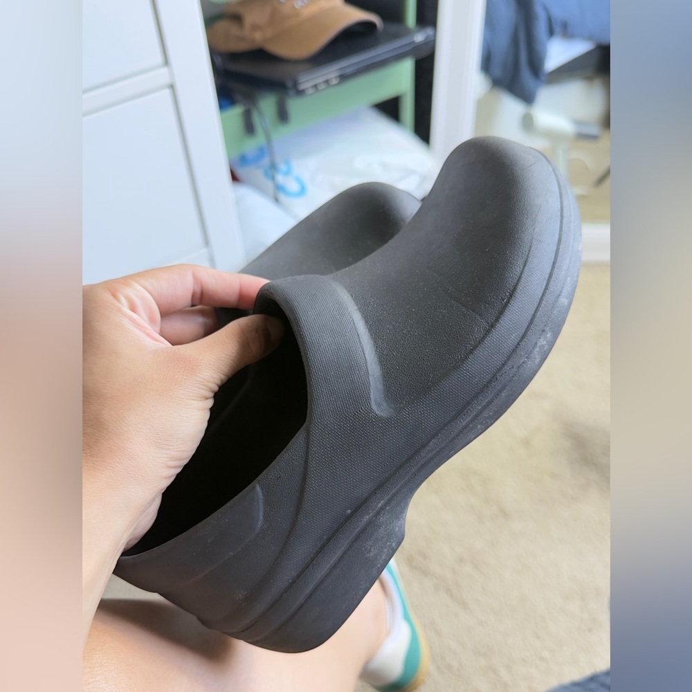 CROCS woman’s black sz 7